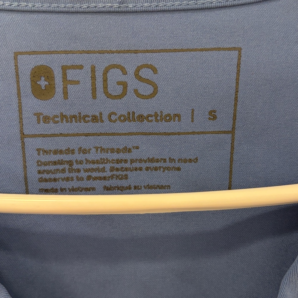 FIGS Casma 3 Pocket Scrub Top in Ceil Blue - Picture 4 of 6